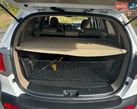 Белый Киа Соренто, объемом двигателя 2.36 л и пробегом 162 тыс. км за 15000 $, фото 10 на Automoto.ua