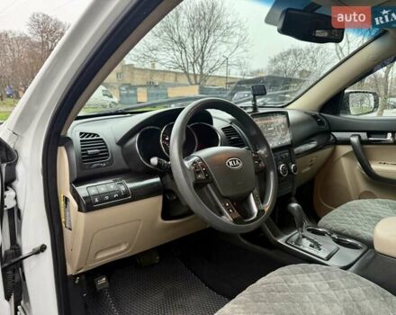Білий Кіа Соренто, об'ємом двигуна 2.4 л та пробігом 327 тис. км за 9999 $, фото 29 на Automoto.ua
