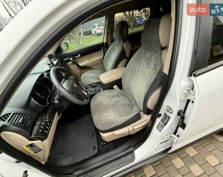 Білий Кіа Соренто, об'ємом двигуна 2.4 л та пробігом 327 тис. км за 9999 $, фото 30 на Automoto.ua