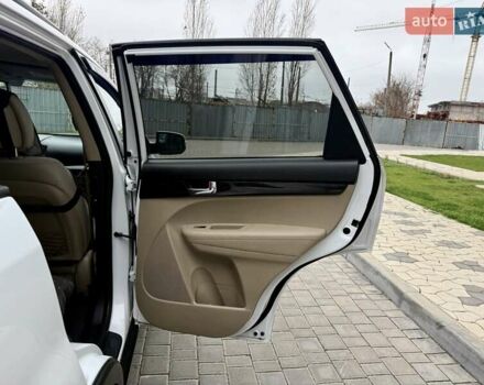 Белый Киа Соренто, объемом двигателя 2.4 л и пробегом 331 тыс. км за 9999 $, фото 51 на Automoto.ua