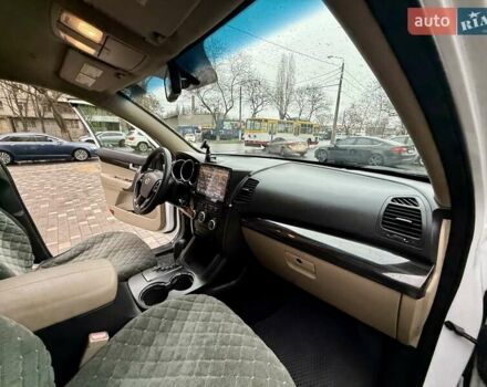 Білий Кіа Соренто, об'ємом двигуна 2.4 л та пробігом 327 тис. км за 9999 $, фото 42 на Automoto.ua