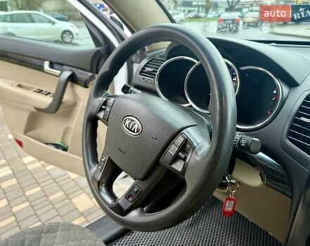 Білий Кіа Соренто, об'ємом двигуна 2.4 л та пробігом 327 тис. км за 9999 $, фото 44 на Automoto.ua