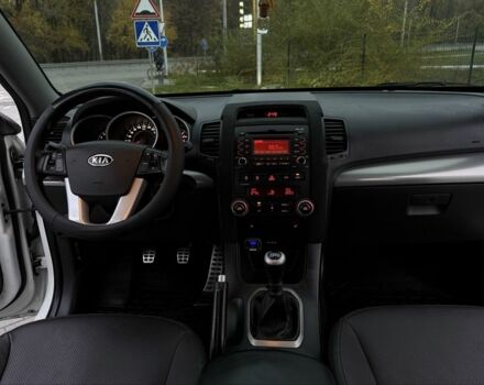 Белый Киа Соренто, объемом двигателя 2.2 л и пробегом 137 тыс. км за 11800 $, фото 9 на Automoto.ua