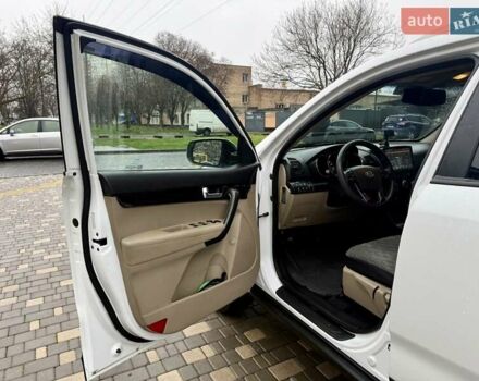 Білий Кіа Соренто, об'ємом двигуна 2.4 л та пробігом 327 тис. км за 9999 $, фото 24 на Automoto.ua