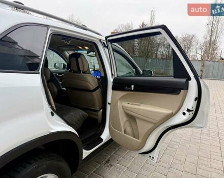 Белый Киа Соренто, объемом двигателя 2.4 л и пробегом 331 тыс. км за 9999 $, фото 52 на Automoto.ua