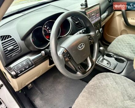 Білий Кіа Соренто, об'ємом двигуна 2.4 л та пробігом 327 тис. км за 9999 $, фото 34 на Automoto.ua