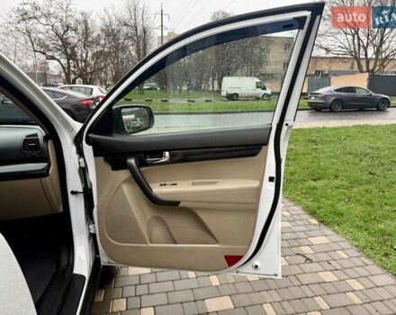 Білий Кіа Соренто, об'ємом двигуна 2.4 л та пробігом 327 тис. км за 9999 $, фото 35 на Automoto.ua