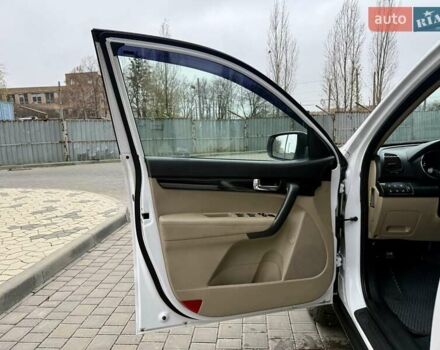 Белый Киа Соренто, объемом двигателя 2.4 л и пробегом 331 тыс. км за 9999 $, фото 28 на Automoto.ua