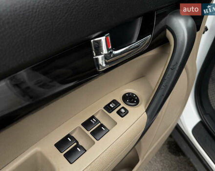 Белый Киа Соренто, объемом двигателя 2.36 л и пробегом 180 тыс. км за 9999 $, фото 14 на Automoto.ua