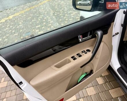 Білий Кіа Соренто, об'ємом двигуна 2.4 л та пробігом 327 тис. км за 9999 $, фото 27 на Automoto.ua