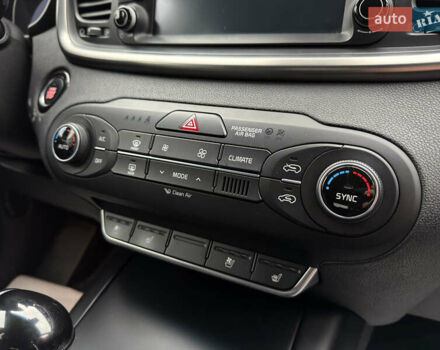 Білий Кіа Соренто, об'ємом двигуна 2.2 л та пробігом 135 тис. км за 24000 $, фото 41 на Automoto.ua