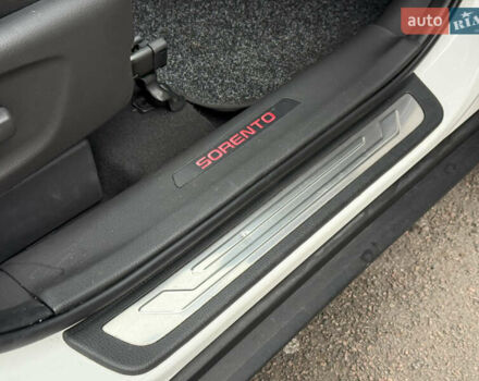 Білий Кіа Соренто, об'ємом двигуна 2.2 л та пробігом 175 тис. км за 17750 $, фото 52 на Automoto.ua