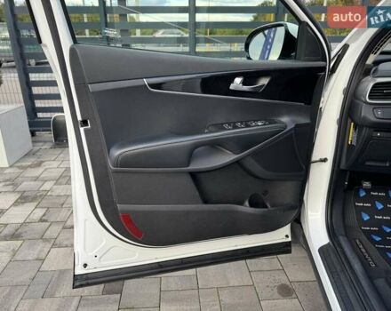 Киа Соренто 2015 в Ровно на Automoto.ua Белый Киа Соренто, объемом двигателя 2.36 л и пробегом 184 тыс. км за 13500 $, фото 13 на Automoto.ua