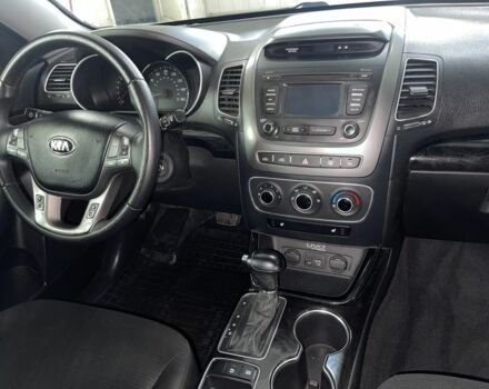Белый Киа Соренто, объемом двигателя 2.4 л и пробегом 220 тыс. км за 13900 $, фото 4 на Automoto.ua