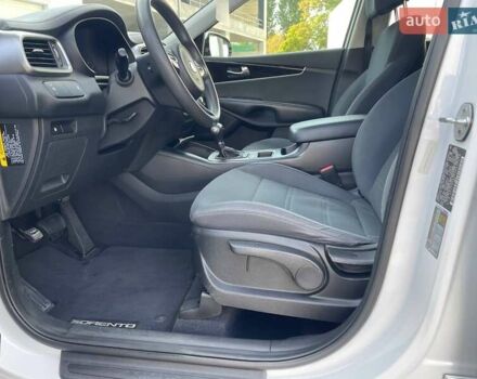 Белый Киа Соренто, объемом двигателя 2.36 л и пробегом 165 тыс. км за 16300 $, фото 7 на Automoto.ua