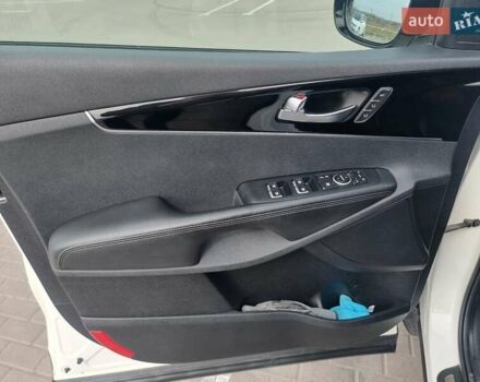 Белый Киа Соренто, объемом двигателя 2.2 л и пробегом 145 тыс. км за 25000 $, фото 26 на Automoto.ua