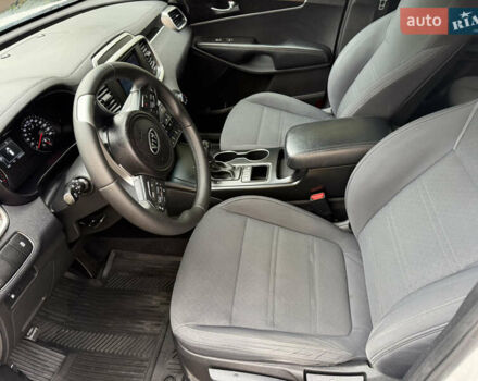 Киа Соренто 2016 в Киеве на Automoto.ua Белый Киа Соренто, объемом двигателя 2.36 л и пробегом 118 тыс. км за 16700 $, фото 9 на Automoto.ua