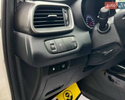 Білий Кіа Соренто, об'ємом двигуна 2.2 л та пробігом 51 тис. км за 31000 $, фото 16 на Automoto.ua