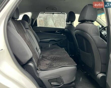 Білий Кіа Соренто, об'ємом двигуна 2.2 л та пробігом 51 тис. км за 31000 $, фото 26 на Automoto.ua