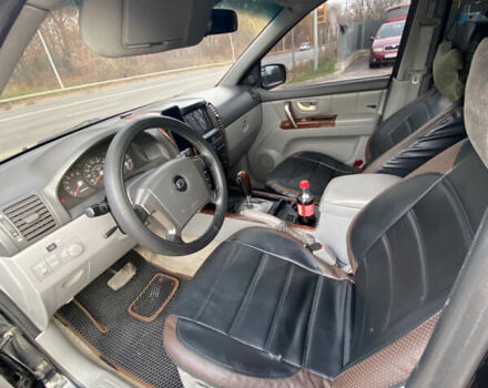 Черный Киа Соренто, объемом двигателя 2.5 л и пробегом 300 тыс. км за 7500 $, фото 5 на Automoto.ua