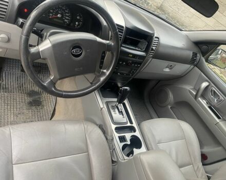 Черный Киа Соренто, объемом двигателя 2.5 л и пробегом 300 тыс. км за 6820 $, фото 12 на Automoto.ua