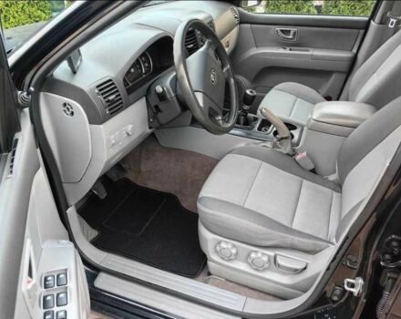 Черный Киа Соренто, объемом двигателя 2.5 л и пробегом 328 тыс. км за 3850 $, фото 7 на Automoto.ua