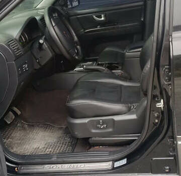 Черный Киа Соренто, объемом двигателя 2.5 л и пробегом 260 тыс. км за 7900 $, фото 2 на Automoto.ua