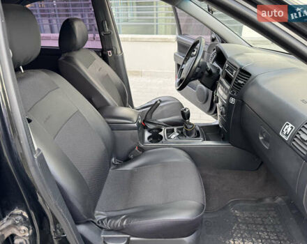 Черный Киа Соренто, объемом двигателя 2.5 л и пробегом 237 тыс. км за 5500 $, фото 12 на Automoto.ua