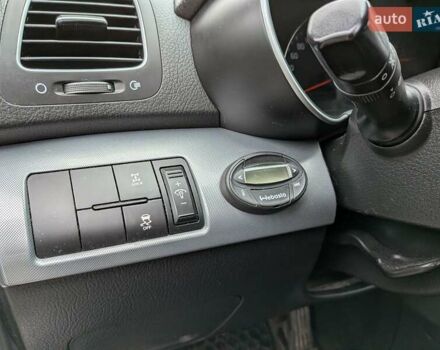 Чорний Кіа Соренто, об'ємом двигуна 2.2 л та пробігом 212 тис. км за 18500 $, фото 10 на Automoto.ua