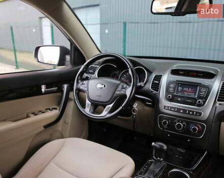 Красный Киа Соренто, объемом двигателя 2.36 л и пробегом 203 тыс. км за 13000 $, фото 12 на Automoto.ua