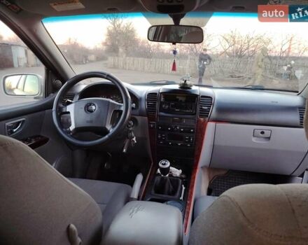 Серый Киа Соренто, объемом двигателя 2.5 л и пробегом 300 тыс. км за 3500 $, фото 3 на Automoto.ua