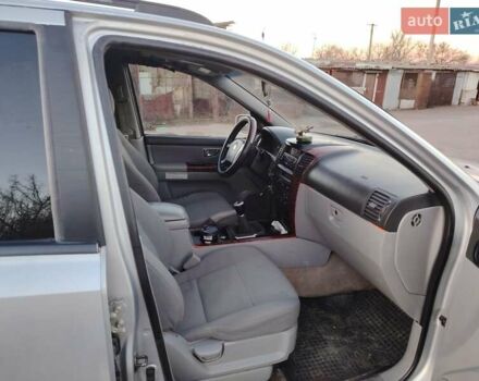 Серый Киа Соренто, объемом двигателя 2.5 л и пробегом 300 тыс. км за 3500 $, фото 2 на Automoto.ua