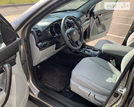Сірий Кіа Соренто, об'ємом двигуна 2.4 л та пробігом 310 тис. км за 10900 $, фото 8 на Automoto.ua