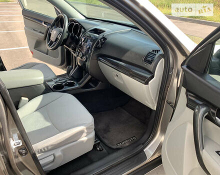 Сірий Кіа Соренто, об'ємом двигуна 2.4 л та пробігом 310 тис. км за 10900 $, фото 9 на Automoto.ua