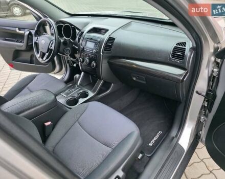 Сірий Кіа Соренто, об'ємом двигуна 2.4 л та пробігом 233 тис. км за 9999 $, фото 64 на Automoto.ua