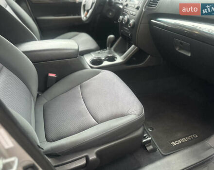 Серый Киа Соренто, объемом двигателя 2.4 л и пробегом 236 тыс. км за 8900 $, фото 13 на Automoto.ua