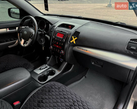 Сірий Кіа Соренто, об'ємом двигуна 2.4 л та пробігом 124 тис. км за 12300 $, фото 7 на Automoto.ua