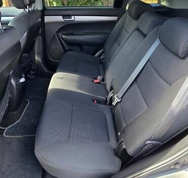 Серый Киа Соренто, объемом двигателя 2.2 л и пробегом 183 тыс. км за 15000 $, фото 6 на Automoto.ua