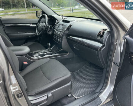 Сірий Кіа Соренто, об'ємом двигуна 2.36 л та пробігом 212 тис. км за 10000 $, фото 22 на Automoto.ua