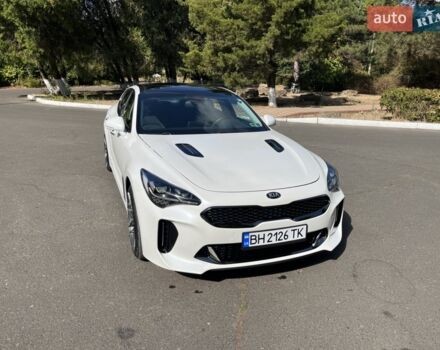 Белый Киа Stinger, объемом двигателя 2 л и пробегом 78 тыс. км за 22300 $, фото 1 на Automoto.ua