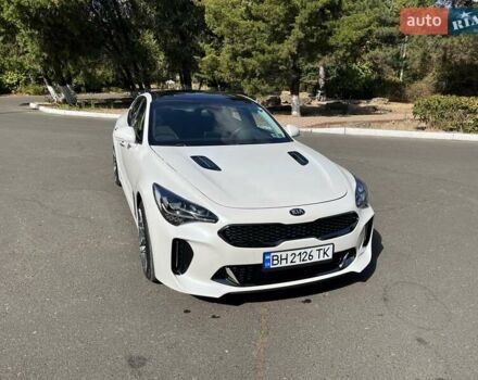 Белый Киа Stinger, объемом двигателя 2 л и пробегом 78 тыс. км за 22300 $, фото 1 на Automoto.ua