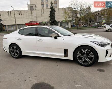 Белый Киа Stinger, объемом двигателя 2 л и пробегом 42 тыс. км за 20000 $, фото 1 на Automoto.ua