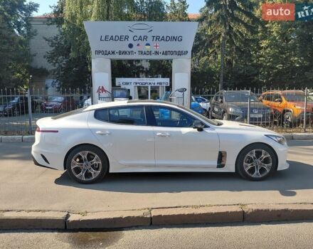Белый Киа Stinger, объемом двигателя 2 л и пробегом 46 тыс. км за 19900 $, фото 1 на Automoto.ua