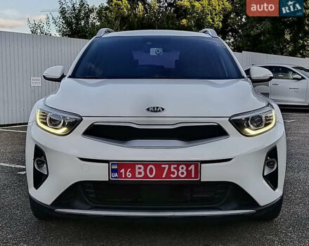 Белый Киа Stonic, объемом двигателя 1.6 л и пробегом 164 тыс. км за 15955 $, фото 2 на Automoto.ua
