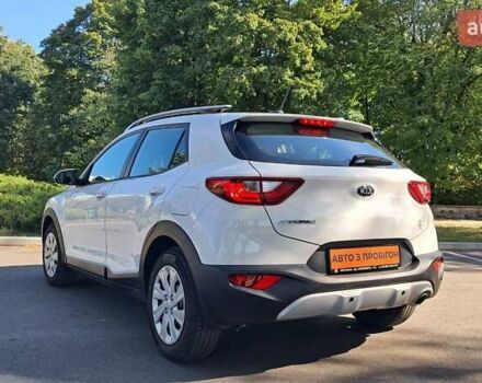 Белый Киа Stonic, объемом двигателя 1.37 л и пробегом 137 тыс. км за 13000 $, фото 5 на Automoto.ua