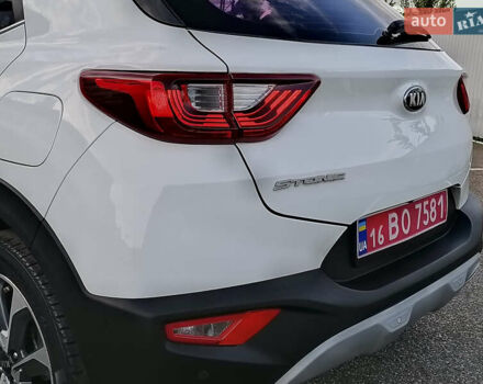Белый Киа Stonic, объемом двигателя 1.6 л и пробегом 164 тыс. км за 15955 $, фото 9 на Automoto.ua