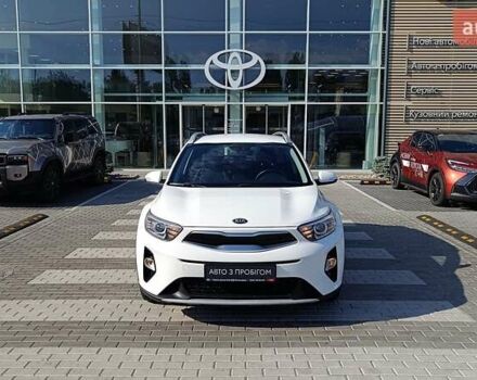 Белый Киа Stonic, объемом двигателя 1.37 л и пробегом 42 тыс. км за 15180 $, фото 4 на Automoto.ua
