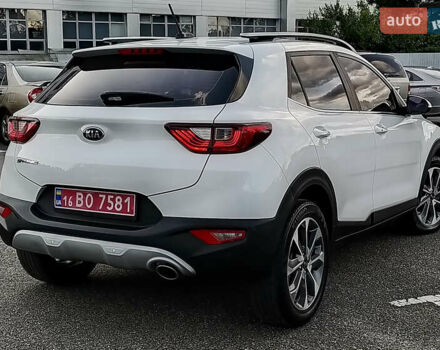 Белый Киа Stonic, объемом двигателя 1.6 л и пробегом 164 тыс. км за 15955 $, фото 6 на Automoto.ua