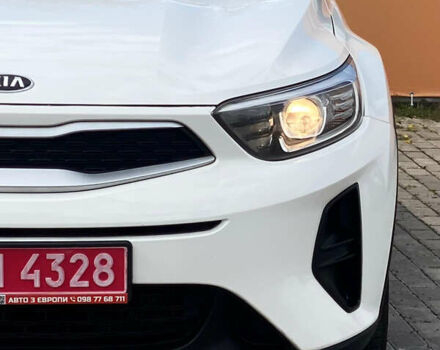 Белый Киа Stonic, объемом двигателя 1.6 л и пробегом 123 тыс. км за 14500 $, фото 3 на Automoto.ua