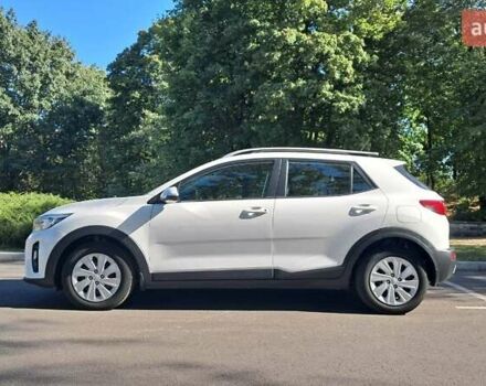 Белый Киа Stonic, объемом двигателя 1.37 л и пробегом 137 тыс. км за 13000 $, фото 2 на Automoto.ua